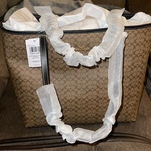 New coach tote bag
Brand new
